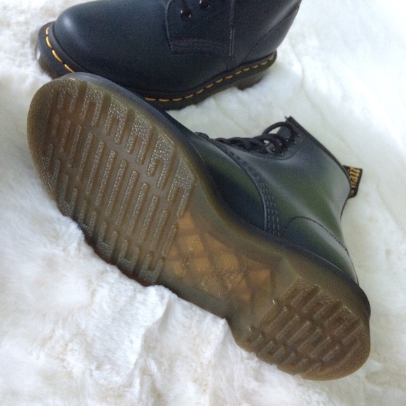 NEW IN BOX Dr. Martens Leather Boots - Picture 4 of 5